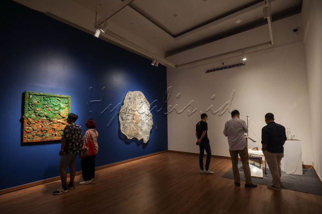 Pengunjung melihat ragam karya dalam pameran&nbsp;Basoeki Abdullah Art Award (BAAA) #5 di Galeri Nasional Indonesia, Jakarta, Jumat (22/11/2024).