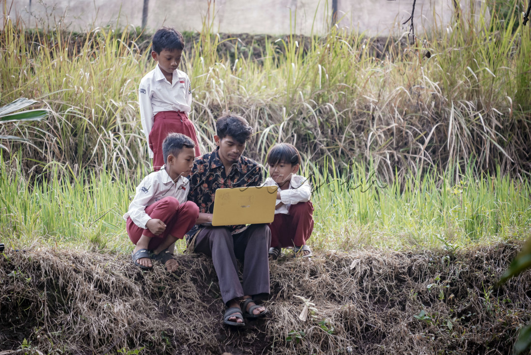 Muhammad Ihsan , seorang tokoh pemudadi Dusun Nasri Desa Sidogede Kecamatan Grabag Kabupaten Magelang, sebuah dusun yang yang dari dunia gemerlap kota, mencoba mengenalkan pendidikan kepada anak anak melalui literasi Digital di Taman Baca Alam Kalijaga yang ia miliki , dan juga memberikan pengalaman dan pendekatan yang lain kepada anak anak dengan langsung belajar di alam bebas&nbsp;