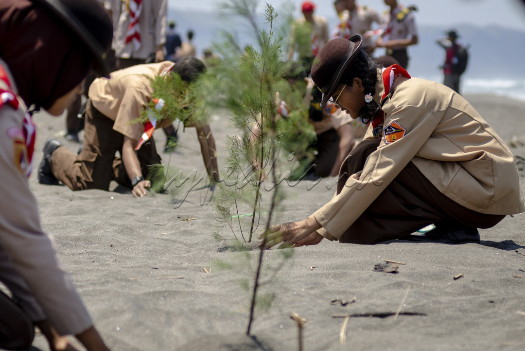 Salah satu bentuk mencintai Negeri ini adalah dengan mengisi kemerdekaan dengan kegiatan postitif. Seperti halnya yang di lakukan oleh para anggota Gerakan pramuka Saka Dirgantara yang bina oleh TNI AU Jogjakarta yang melaksanakan Penanaman Pohon Cemara di Pantai Depok Jogjakarta dalam rangkaian HUT TNI AU Tahun 2024