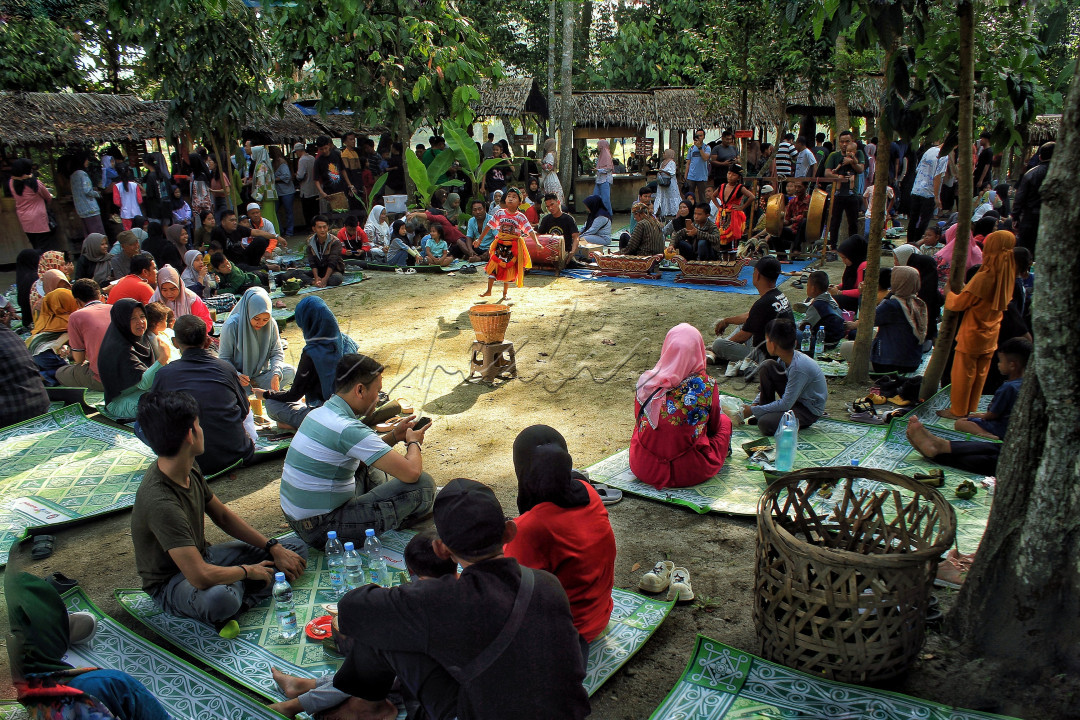 Pasar Kamu atau Pekan Sarapan Karya Muda dengan konsep Pasar Kuliner Tradisional&nbsp;<br />
Masyarakat telah berhasil menggali dan memperkenalkan budaya kuliner asli sebagai bentuk aset budaya yang dikembangkan sebagai potensi untuk pemulihan sektor pariwisata dan telah membantu menggeliatkan kembali kondisi perekonomian masyarakat Desa Denai Lama. Pasar Kamu terletak di Desa Denai Lama, kabupaten Deli Serdang.&nbsp;<br />
<br />
Pasar ini secara spesifik mengangkat budaya kuliner tradisional sebagai produk utamanya, dengan latar belakang keasrian Desa dan melibatkan anak muda desa setempat yang sebagian besar pengelola sekaligus pedagangnya.Transaksi di pasar ini juga unik, tidak menggunakan uang secara langsung untuk transaksi pembelian melainkan dengan menggunakan alat tukar yang disebut dengan Tempu yaitu potongan tem-purung kelapa yang dibuat bulat seperti koin senilai dua ribu rupiah<br />
<br />
Pasar ini menjajakan setidaknya 100 produk diantaranya adalah kue &ndash;kue tradisional&nbsp;<br />
yang sudah jarang ditemui di masyarakat seperti kue Rasida, Kekaras,Getuk, Ongol &ndash; ongol,&nbsp;<br />
Tiwul, dan lainnya yang membawa memori kepada pengunjung ketika menikmatinya. Pasar ini juga tengah mengedepankan prinsip menjaga lingkungan dengan meminimalisir penggunaan plastik, wadah yang digunakan terbuat dari alam sekitar semisal&nbsp;<br />
batok kelapa, bambu dan daun. Paling utama adalah melibatkan serta memberdayakan orang&nbsp;<br />
kampung setempat dan khususnya anak muda, untuk mendidik mereka agar menjadi wirausaha&nbsp;<br />
muda dan mandiri di kampungnya sendiri.