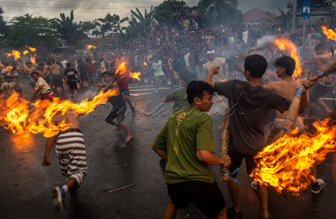 Perang api persaudaraan yang dilakukan oleh umat hindu di lombok yang menandakan kerukunan beragama, perang ini didasari oleh rasa persaudaraan antar pemeluk agama di lombok, tidak ada dendam dalam acara budaya ini, setelah selesai saling serang menggunakan daun kelapa kering yang di beri minyak tanah dan di bakar, mereka berjabat tangan dan saling peluk, tanda pengusiran jiwa kejatahan sudah selesai dan kembali berdamai.