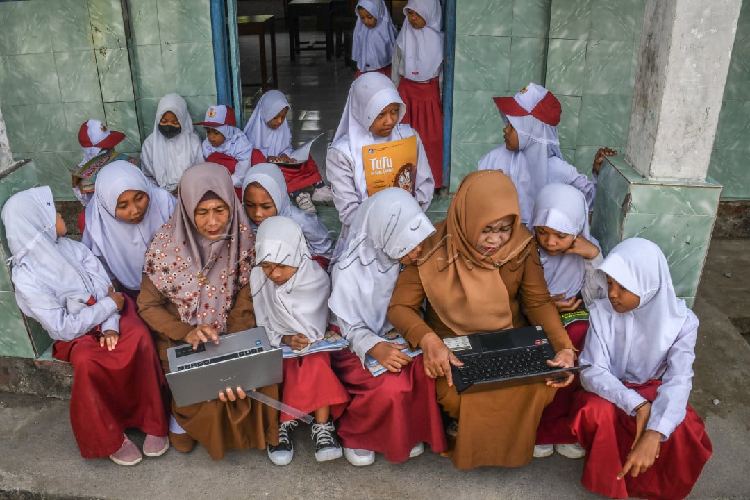 Belajar secara online memberikan suasana yang berbeda untuk anak-anak sekolah dasar, dengan visual yang lebih menarik membuat semangat belajar menjadi semakin tinggi.
