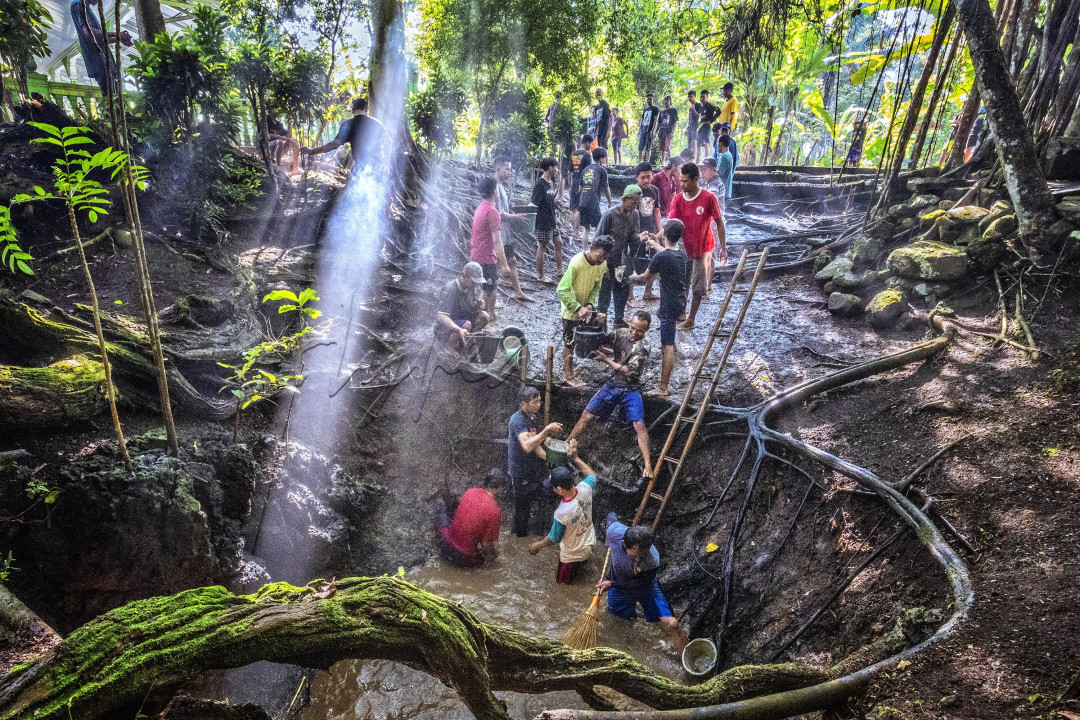 Warga Desa Ngabean bergotong royong dalam tradisi satu suro menguras sumur Blandung yang airnya dipercaya sebagai obat. Tradisi ini merupakan budaya turun temurun yang sudah dilakukan oleh warga sejak dulu. Konon, Sumur Blandung merupakan sumur peninggalan Sunan Kalijaga.