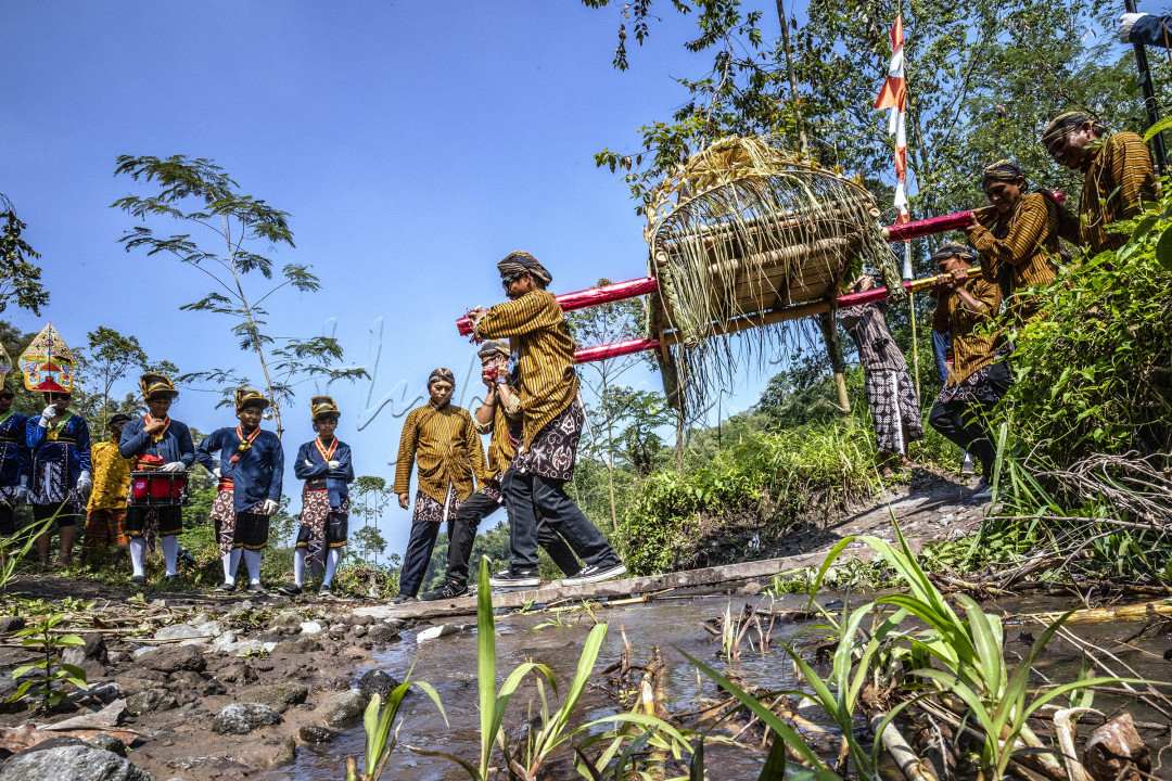 Ratusan warga Dusun Boyong melakukan kirab Merti Umbul Boyong di lereng Merapi. Merti Umbul Boyong merupakan tradisi merawat sumber mata air yang ada di kali boyong yang pernah rusak karena erupsi gunung Merapi pada tahun 2010.