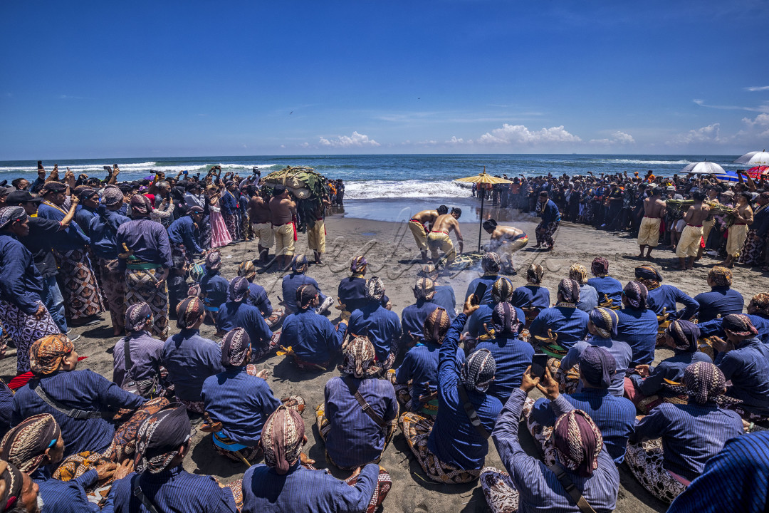 Para Abdi Dalem Kraton Yogyakarta melakukan prosesi Labuhan Alit di Pantai Parang Kusumo, Yogyakarta. Labuhan Alit merupakan tradisi melarung benda benda yang sudah tidak terpakai milik raja dan keluarga raja kraton Yogyakarta, Termasuk juga potongna kuku dan rambut milik raja kraton Yogyakarta.&nbsp;