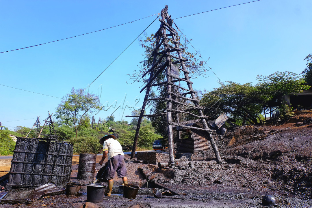 Di Indonesia, pemandangan serupa bisa dijumpai di Kabupaten Bojonegoro, Jawa Timur. Di sana, terdapat ladang minyak yang masih dioperasikan secara tradisional.<br />
<br />
Para penambang minyak yang merupakan masyarakat setempat tergabung dalam kelompok bernama Teksas. Teksas sendiri merupakan singkatan dari Tekad Selalu Aman dan Sejahtera.<br />
<br />
Sekarang kawasan penambangan minyak tradisional di Bojonegoro itu terkenal sebagai Texas van Java. Kawasan tersebut telah dikembangkan menjadi kawasan wisata dengan nama&nbsp;Teksas&nbsp;Wonocolo