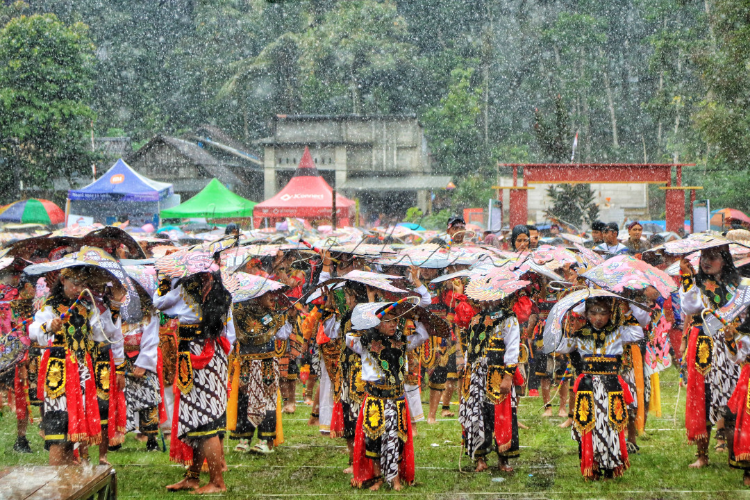 Keberadaan kesenian dan budaya erat hubungannya dengan sistem budaya dalam suatu masyarakat.<br />
Seperti kesenian jaranan Turonggo Yakso di Trenggalek merupakan kesenian yang mendatangkan hujan yang disimbolkan sebagai berkah. meskipun demikian para penari mulai usai anak anak hingga dewasa tetap ceria dan semangat saat hujan turun<br />
Kesenian ini menjadi salah satu kesenian khas yang mewakili budaya setempat.