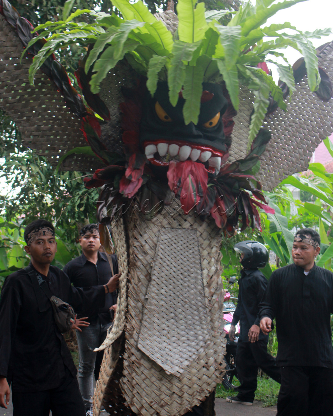 Atraksi yang digunakan oleh seniman di Ciamis berasal dari daur ulang bekas tempat pengeringan opak