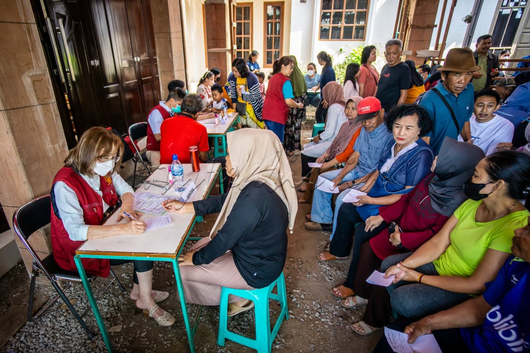 Dedikasi&nbsp;para Nakes (Tenaga Kesehatan) saat Bakti sosial Pengobatan Gratis pada masyarakat di halaman Desa Manggahang, Baleendah, Kab.Bandung, Minggu, 19 Mei 2024.<br />
.<br />
Mulai dari Suster, Biarawati, Bidan hingga Dokter yang tergabung dalam Paguyuban RAGI kota Bandung ini merupakan gabungan dari beberapa Rumah Sakit di kota Bandung, mereka menggelorakan Bakti sosial dan peduli pada sesama dengan memberikan pengobatan gratis kepada lebih dari 300 orang warga Desa Andir Manggahang, kecamatan Baleenda, Kab.Bandung.<br />
.<br />
Bakti sosial pengobatan gratis memberikan banyak manfaat, baik untuk masyarakat yang menerima bantuan maupun bagi pihak yang menyelenggarakan kegiatan, dan&nbsp;Bakti sosial pengobatan gratis ini bukan hanya tentang memberikan layanan medis, tetapi juga membangun semangat gotong royong dan solidaritas di tengah masyarakat.