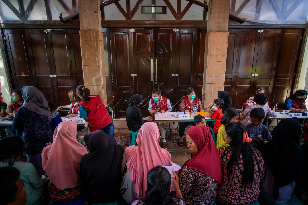 Dedikasi&nbsp;para Nakes (Tenaga Kesehatan) saat Bakti sosial Pengobatan Gratis pada masyarakat di halaman Desa Manggahang, Baleendah, Kab.Bandung, Minggu, 19 Mei 2024.<br />
.<br />
Mulai dari Suster, Biarawati, Bidan hingga Dokter yang tergabung dalam Paguyuban RAGI kota Bandung ini merupakan gabungan dari beberapa Rumah Sakit di kota Bandung, mereka menggelorakan Bakti sosial dan peduli pada sesama dengan memberikan pengobatan gratis kepada lebih dari 300 orang warga Desa Andir Manggahang, kecamatan Baleenda, Kab.Bandung.<br />
.<br />
Bakti sosial pengobatan gratis memberikan banyak manfaat, baik untuk masyarakat yang menerima bantuan maupun bagi pihak yang menyelenggarakan kegiatan, dan&nbsp;Bakti sosial pengobatan gratis ini bukan hanya tentang memberikan layanan medis, tetapi juga membangun semangat gotong royong dan solidaritas di tengah masyarakat.
