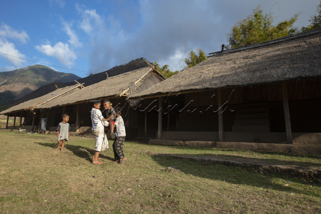 Anak Anak kampung adat desa beleq yang selalu beramen didepan halaman rumah yang luas serta keindahan bukit serta gunung renjani menambah suasana bahagia dan ceria.
