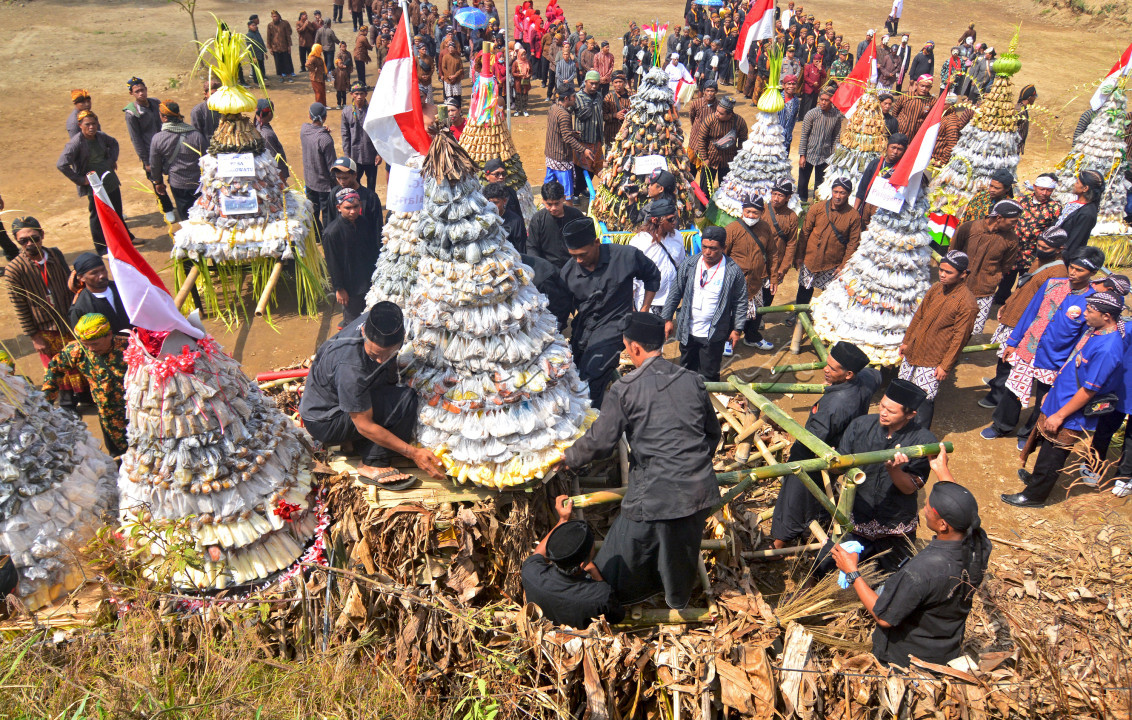 Sejumlah warga membawa gunungan makanan dari hasil bumi pada Kirab Ageng Merti Bumi Merapi di Deles, Sidorejo, Kemalang, Klaten, Jawa Tengah. Tradisi ini merupakan wujud syukur warga lereng Gunung Merapi&nbsp; kepada Tuhan Yang Maha Esa atas hasil bumi dan telah diberi keselamatan dalam menjalani hidup berdampingan dengan alam.&nbsp;
