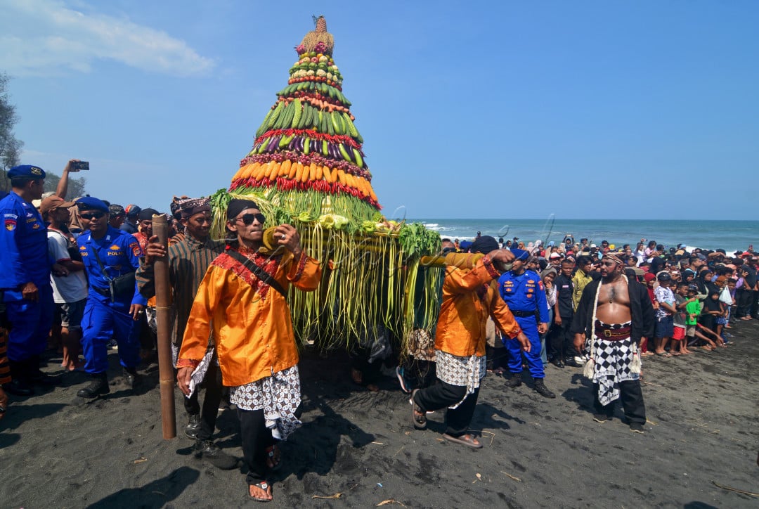 Ribuan warga memadati Pantai Gua Cemara Bantul, Yogyakarta untuk menyaksikan Larung Goa Cemara. Perayaan tersebut diselenggarakan sebagai wujud syukur warga setempat setiap 1 Muharram.