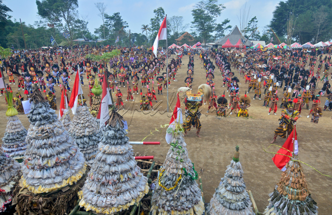 Semangat warga lereng Gunung Merapi dalam pertunjukan kolosal Tari Baru Klinting yang ditampilkan 1.428 penari di Kecamatan Kemalang, Kabupaten Klaten berhasil memecahkan rekor Museum Rekor Indonesia (MURI).