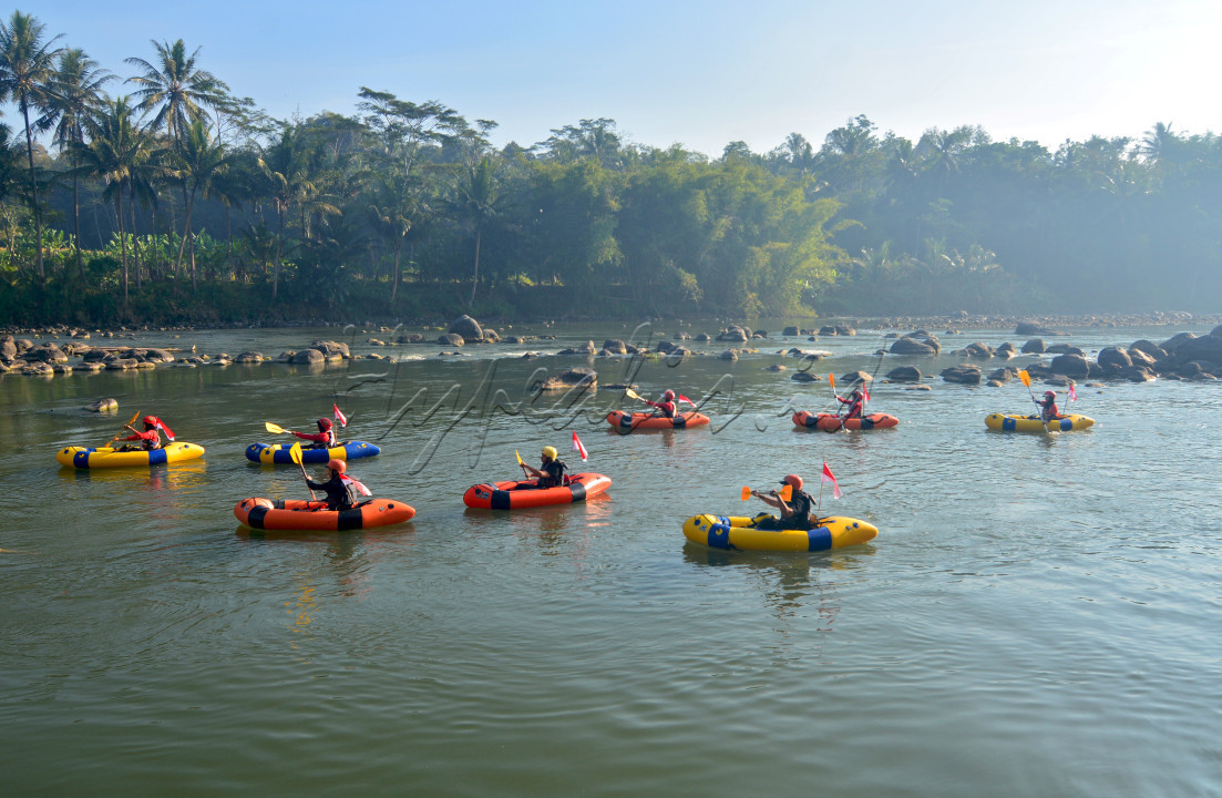 Semangat para Penggiat Olah raga Kayak merayakan HUT RI ke-79 di sungai Progo Desa Sambeng, Magelang, Jawa tengah.&nbsp;