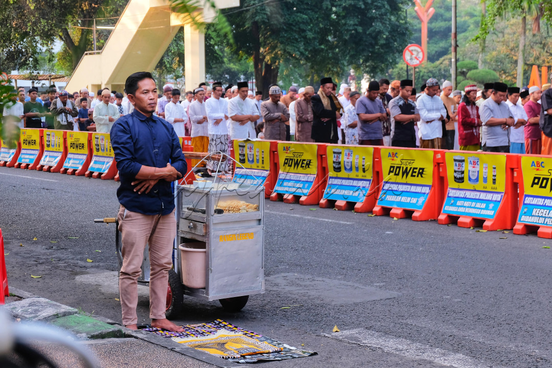 Momen sholat id setiap tahun dikota malang yang dilaksanakan di sekitaran alun alun selalu ditunggu tunggu oleh warga malang maupun dari luar malang untuk sholat bersama sama keluarga hal ini juga menjadi sebuah momen berharga bagi pedagang makanan untuk mengais rejeki. Namun tidak mengurangi keimanan nya untuk tetap menjalankan kewajibannya sebagai umat muslim. Tetap teduh ditempat yg panas