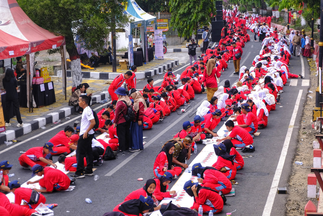 Menjadi bagian dari peringatan Hari Jadi ke-79 Provinsi Jawa Timur Pemerintah Kota Mojokerto memprakarsai kegiatan mewarnai batik terpanjang.&nbsp;Berlokasi di sepanjang Jalan Hayam Wuruk hingga Jalan Mayjend Sungkono, kain sepanjang 5.053 meter dibentangkan dan telah dicap dengan 30 jenis motif batik khas Kota Mojokerto.&nbsp;<br />
Pewarnaan dilaksanakan oleh 10.106 peserta yang berasal dari berbagai kalangan, termasuk siswa SMP, SMA, SMK, organisasi wanita, ASN, non-ASN, difabel.