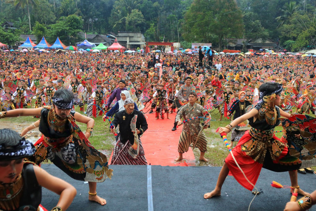 Dalam rangka memperingati tahun baru Jawa 1958 Je/1446 Hijriah, Panitia Gebyar Suro Upacara Adat Ngetung Batih menampilkan tari turonggo yakso yang diikuti oleh 2.708 siswa SD, SMP, SMA/SMK dan seniman se-Kecamatan Dongko.Tari turonggo yakso adalah tarian tradisional khas Kecamatan Dongko, Kabupaten Trenggalek, Jawa Timur yang sarat dengan nilai-nilai budaya, historis, dan filosofis.Tarian ini menggambarkan keberanian dan kekuatan, diwujudkan melalui gerakan dinamis yang menggambarkan pertempuran antara kuda dan raksasa (yakso).Dalam beberapa dekade terakhir, tari yuronggo yakso telah menjadi simbol kebanggaan lokal dan warisan yang terus dijaga oleh masyarakat Kecamatan Dongko Kabupaten Trenggalek.