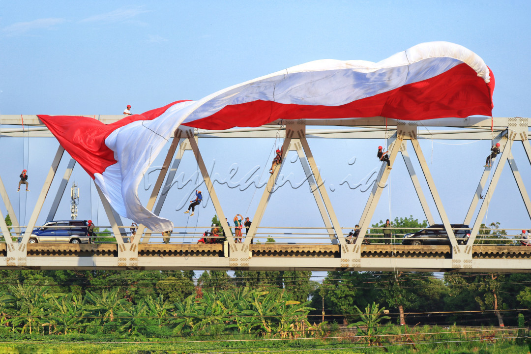Momen peringatan Hari Sumpah Pemuda tahun 2024 ini di rayakan dengan cara berbeda di Kota Mojokerto Jawa Timur.<br />
bendera merah putih yang di kibarkan di atas Jembatan Gajah Mada berukuran 20 x 30 meter &nbsp;oleh tim panjat tebing dengan tujuan untuk mengenang bahwa pembangunan di Kota Mojokerto dan Indonesia berawal dari pemuda sekaligus Untuk membangkitkan semangat para pemuda di&nbsp;Kota&nbsp;Mojokerto.