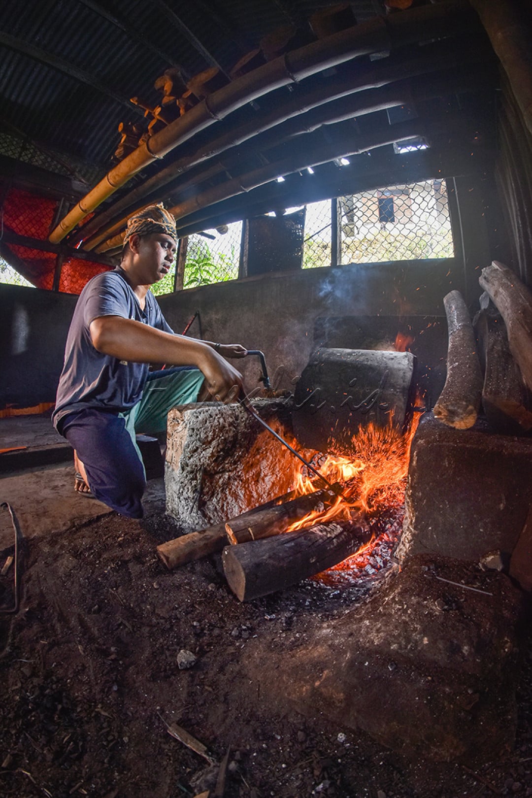 Marandang (merendang) kopi atau menyanggrai kopi salah satu cara atau langkah menjadikannya bubuk kopi sebelum di giling, proses ini cukup memakan waktu yang agak lama agar kopi yang dihasilkan masak merata dan punya cita rasa yang khas, walaupun cuma kopi lokal tapi sudah bisa meningkatkan ekonomi masyarakat. Banyak sekali tempat tempat marandang kopi di Sumatera BArat ini, seperti daerah bukit apit, tanah datar, payakumbuh dan lain lain.