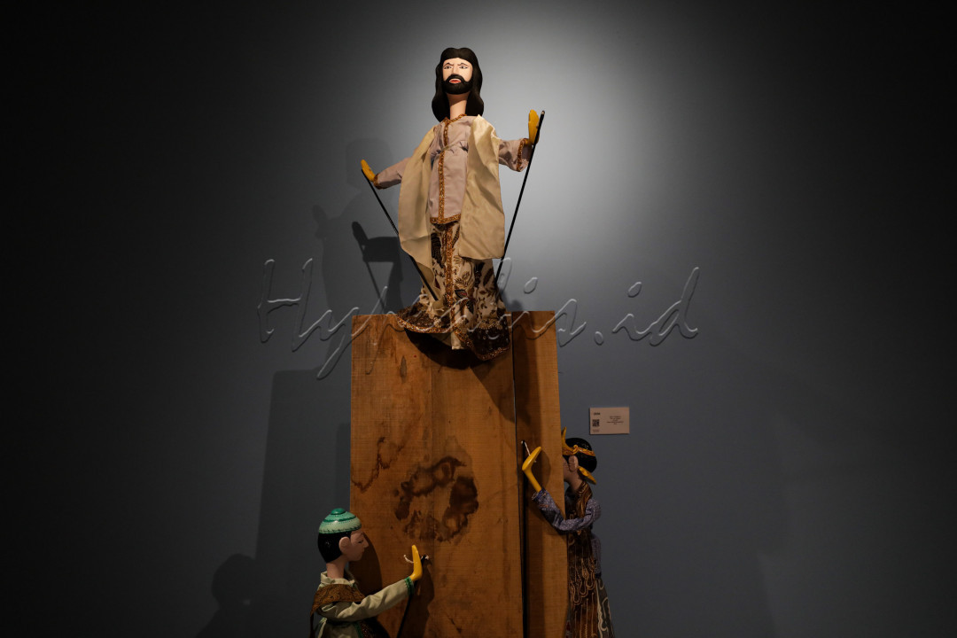Galeri Zen1 Jakarta menggandeng seniman Sasya Tranggono menggelar pameran tunggal bertajuk The Holy Journey. Melalui pameran ini, sang seniman mencurahkan kegemarannya terhadap wayang yang dipadukan dengan eksplorasi terhadap pengalaman-pengalaman spiritual.<br />
&nbsp;