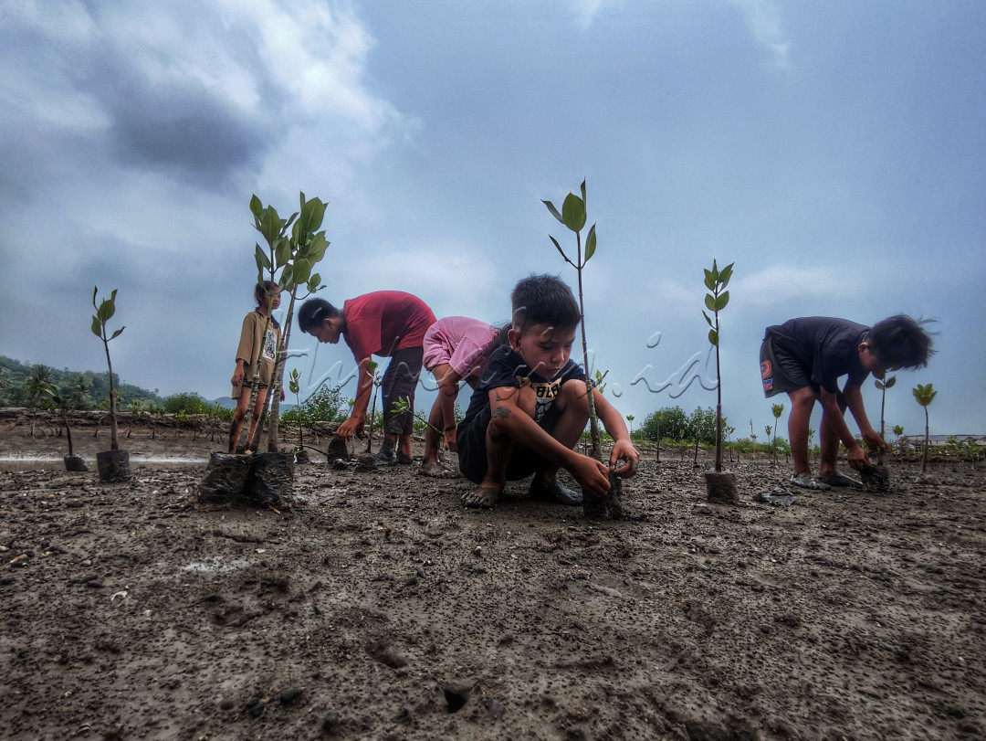 Upaya konservasi dalam menanam bibit mangrove untuk melestarikan bumi, karna&nbsp; mangrove dapat menyerap karbondioksida serta membantu mencegah abrasi laut yang dapat melindungi pemukiman warga desa bageq kembar-sekotong (Lombok barat) dari arus pasang dan demi keberlanjutan hidup kita bersama