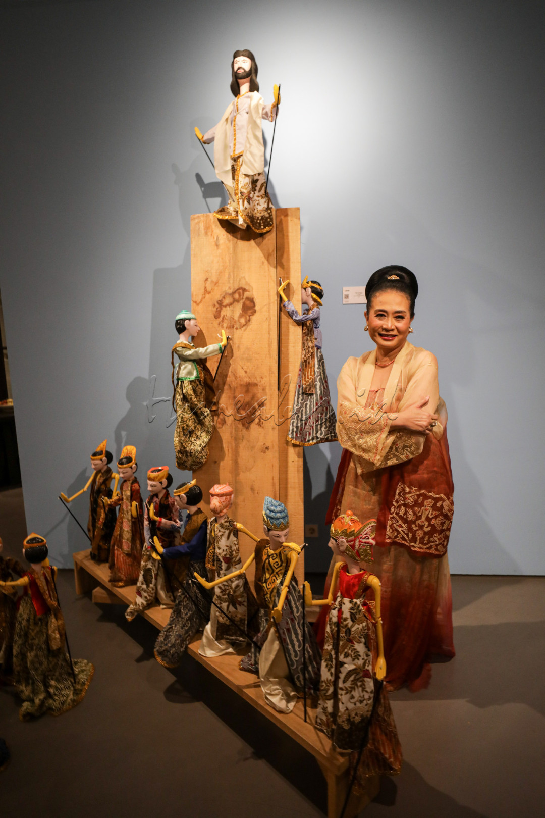 Dengan mengangkat perjalanan Kristus melalui wayang, pelukis yang telah lebih dari 30 tahun berkarya ini berharap kebudayaan Indonesia makin dikenal.<br />
<br />
Editor : Yayus Yuswoprihanto
