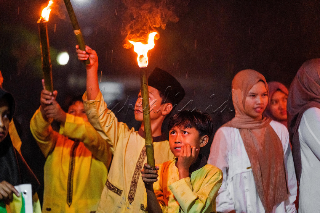 Umat Muslim merayakan&nbsp;Tahun Baru Islam&nbsp;dengan berbagai cara yang mencerminkan tradisi dan budaya lokal salah satunya yaitu Tradisi pawai obor. Tradisi Pawai obor 1 Muharram adalah&nbsp;salah satu perayaan yang penuh makna dalam menyambut tahun baru Hijriah.