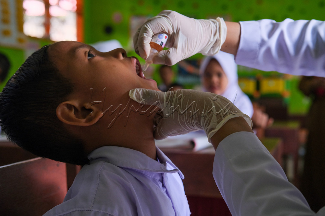 Setiap tahun, Pekan Imunisasi Nasional (PIN) menjadi momen penting di mana ribuan anak-anak di seluruh Indonesia menerima vaksinasi, termasuk vaksin polio. Dalam PIN Polio, seluruh jajaran kesehatan bekerja keras untuk memastikan bahwa setiap anak terlindungi dari ancaman polio. Aktivitas ini melibatkan puskesmas, posyandu, sekolah, dan komunitas secara luas untuk mencapai cakupan imunisasi yang optimal.