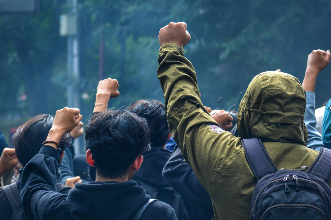 Kepalan Tangan para Demonstran dilangitkan ke udara sebagai bentuk perlawanan dan kepedulian pada situasi Politik dalam Negeri.<br />
Foto ini diambil pada saat Aksi demonstrasi mahasiswa dan masyarakat sipil di depan Gedung DPRD Jawa Barat di Bandung di Tahun 2024 ini, demonstrasi ini dilakukan sebagai respons terhadap revisi UU Pilkada yang dinilai kontroversial. Demonstrasi ini diikuti oleh mahasiswa dari berbagai universitas dan dikoordinasi oleh kelompok BEM Jawa Barat. Mereka menolak kebijakan yang dianggap dapat memperlemah demokrasi, termasuk ambang batas pencalonan Pilkada, yang dipandang membatasi partisipasi publik.