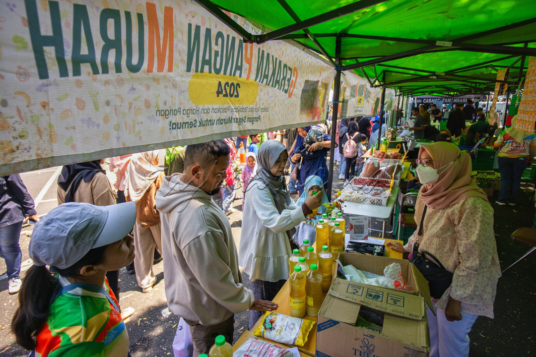 Masyarakat antusias mendatangi GPM (Gerakan Pangan Murah) di komplek Balaikota, kota Bandung, pada saat acara Hari Jadi Kota Bandung 2024 ini.<br />
Gerakan Pangan Murah (GPM) ini adalah salah satu inisiatif pemerintah untuk memastikan ketersediaan dan keterjangkauan pangan di masyarakat.<br />
Gerakan Pangan Murah (GPM) tidak hanya berdampak pada masyarakat secara langsung, tetapi juga memberikan manfaat signifikan bagi Ekonomi nasional. Beberapa diantaranya:<br />
<br />
- Menstabilkan Ekonomi Domestik.<br />
- Meningkatkan Konsumsi Rumah Tangga.<br />
- Mengurangi Ketimpangan Ekonomi.<br />
- Meningkatkan Produktivitas Tenaga Kerja.<br />
- Mendukung Petani dan Produsen Lokal.<br />
- Mengurangi Ketergantungan Impor Pangan.<br />
- Mendorong Pertumbuhan Sektor Perdagangan.<br />
.<br />
Secara keseluruhan, Gerakan Pangan Murah memberikan efek positif tidak hanya pada stabilitas harga dan kesejahteraan masyarakat, tetapi juga pada roda perekonomian secara makro.
