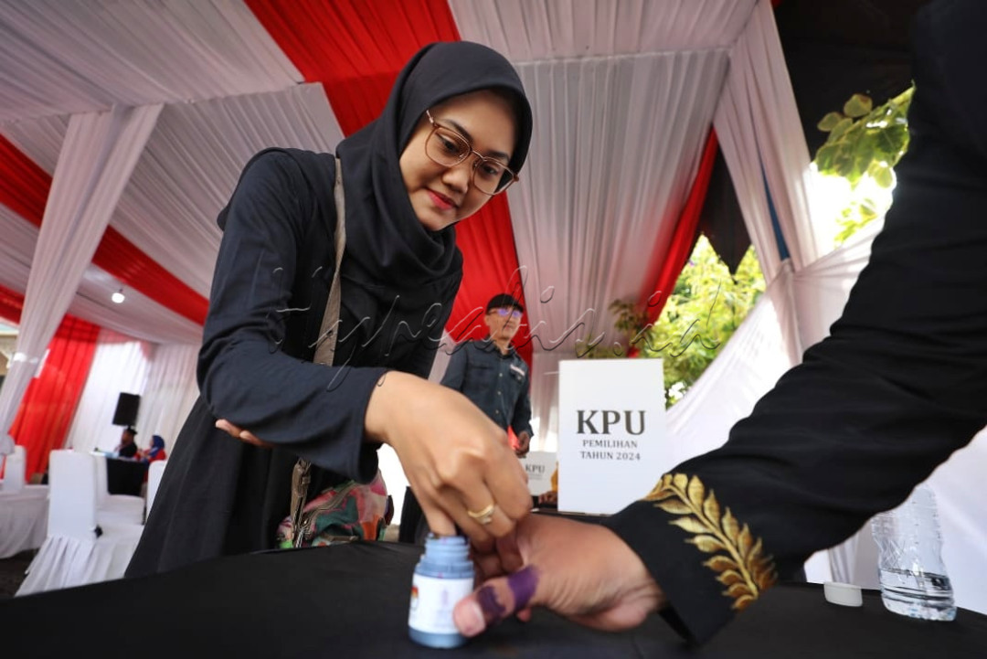 Warga menggunakan hak pilihnya dalam Pilkada Serentak 2024 di Jakarta, Rabu (27/11/2024). Pelaksanaan pilkada tersebut digelar secara serentak di 37 provinsi dan 508 kabupaten/kota di seluruh Indonesia. Hypeabis/Eusebio Chrysnamurti<br />
<br />
&nbsp;
