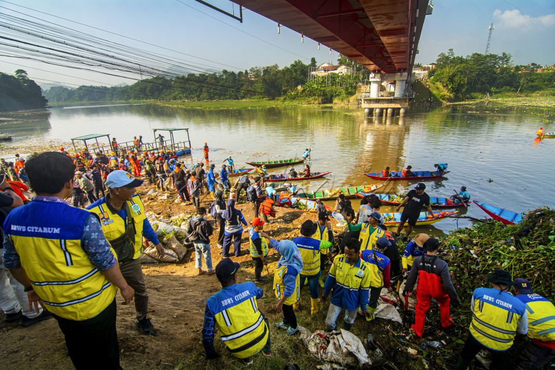 Kelompok pemuda &nbsp;bersama relawan dan kelompok masyarakat membersihkan sungai Citarum dari tumpukan sampah, hal ini dilakukan untuk mengatasi berbagai potensi bencana yang dapat di timbulkan oleh sampah yang menumpuk di Sungai.&nbsp;