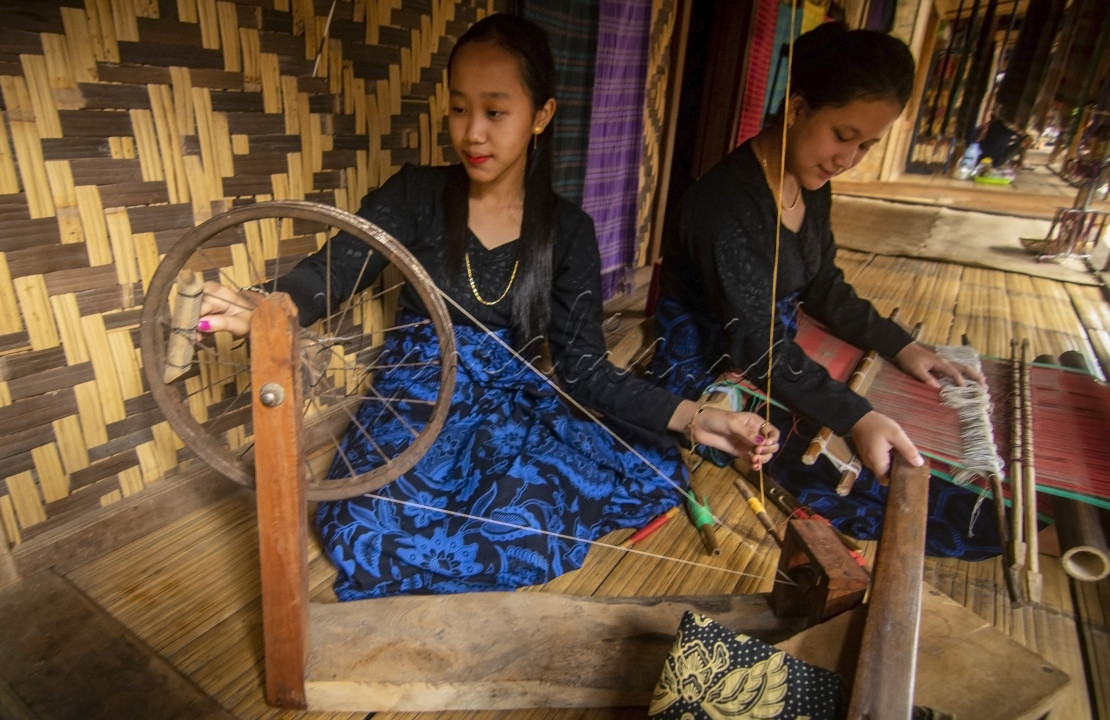 Kerajinan tenun Baduy dapat berperan dalam pembangunan bangsa, baik dari segi ekonomi, pelestarian budaya, maupun kesadaran lingkungan. Tenun Baduy adalah salah satu kerajinan tangan yang dihasilkan oleh masyarakat adat Baduy yang terletak di Provinsi Banten, Indonesia. Kain tenun ini sangat kaya akan nilai tradisi dan filosofi, serta memiliki potensi besar untuk berkontribusi pada pembangunan bangsa. Dengan potensi budaya yang kaya, nilai estetika, dan filosofi yang mendalam, tenun Baduy tidak hanya bisa menjadi simbol kebanggaan bangsa, tetapi juga berperan dalam pembangunan ekonomi yang berkelanjutan, pelestarian budaya, dan pemberdayaan masyarakat lokal. Masyarakat Indonesia, khususnya generasi muda, dapat menjadikan tenun Baduy sebagai sumber inspirasi untuk membangun bangsa, baik dari segi sosial, ekonomi, maupun lingkungan