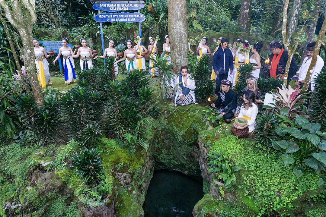 Menjelang perayaan Festival Kali Brantas, budayawan di Kota Malang melakukan ritual petik tirto di Mata Air Sumber Brantas Kota Batu