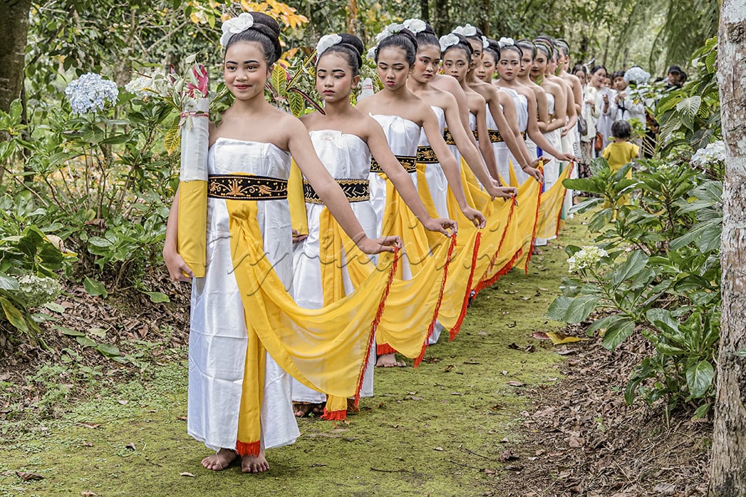 Puluhan GAdis berjajar untuk mmengambil air di mata air sumber brantas Kota Batu