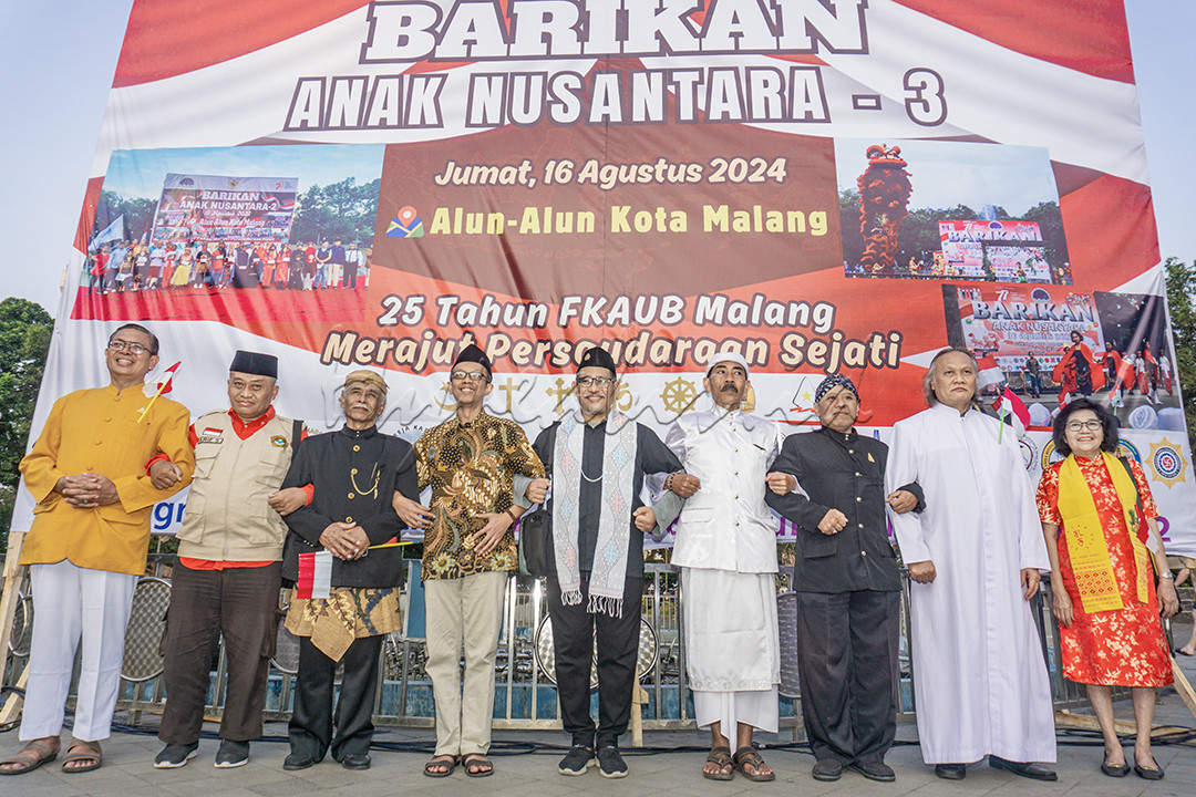 Sejumlah Toko Agama bersatu bergandengtangan saat malam peringatan 17&nbsp; Agustus