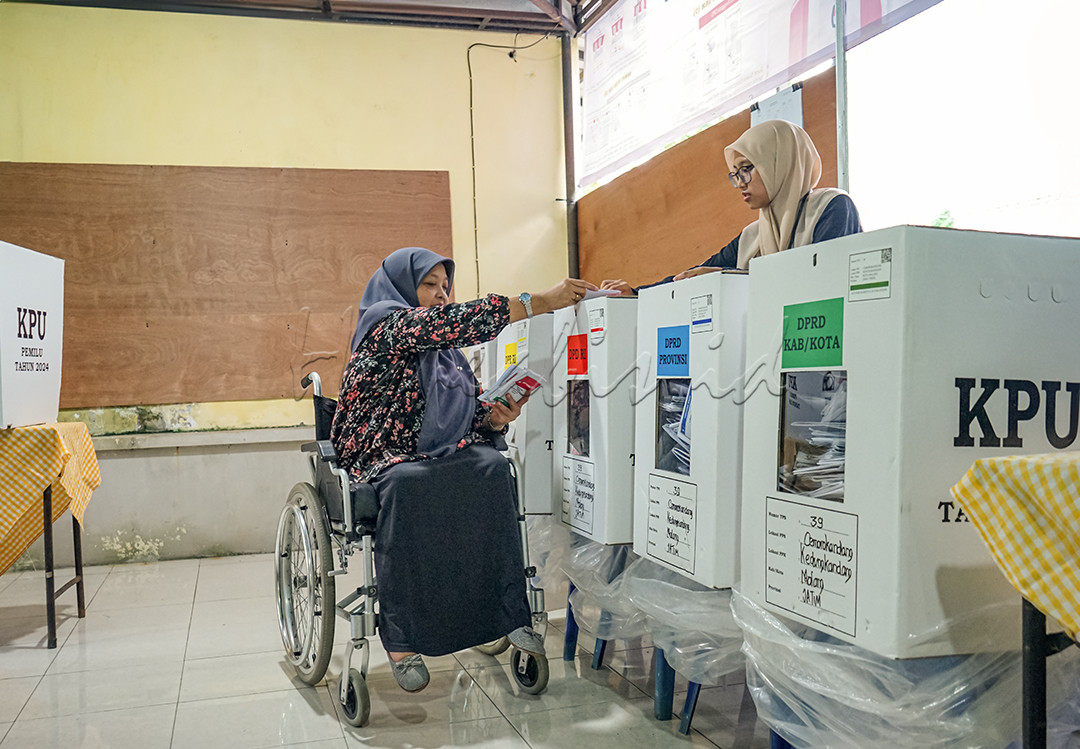 Seorang Disabilitas memberikan Hak Suaranya saat Pilpres dan berharap Indonesia Menjadi lebih baik