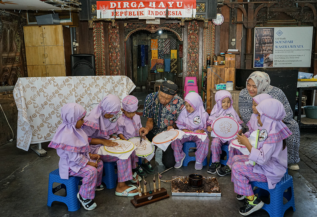 Sebuah Galery UMKM Batik di Kota Malang memberi edukasi membatik tulis pada siswa TK dan berharap kelak Batik tetap dikenal dan dilestarikan oleh generasi penerus