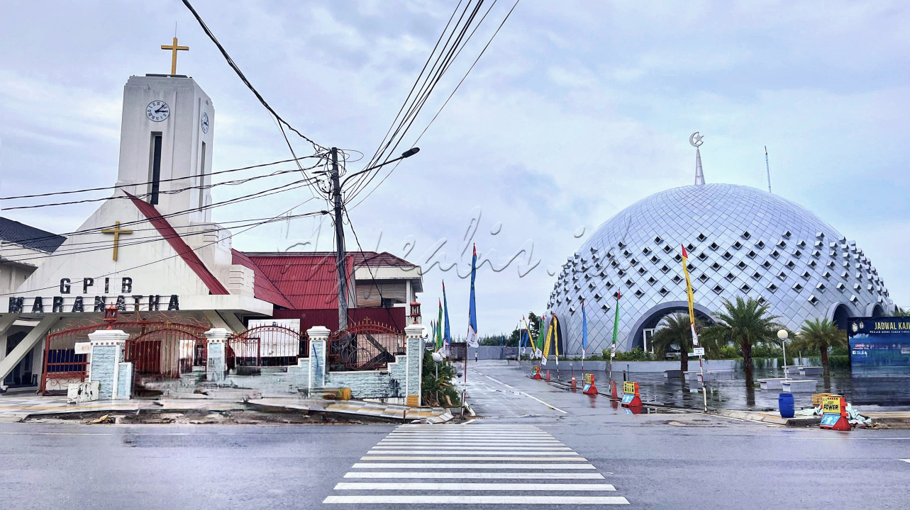 Di sini, di tengah perbedaan, kita belajar arti kebersamaan. Gereja dan Masjid yang berdiri berdampingan bukan hanya simbol, tapi juga pengingat bahwa persatuan adalah pondasi untuk membangun masa depan indonesia yang damai dan kuat. Karena kebhinekaan adalah kekayaan yang menyatukan kita.