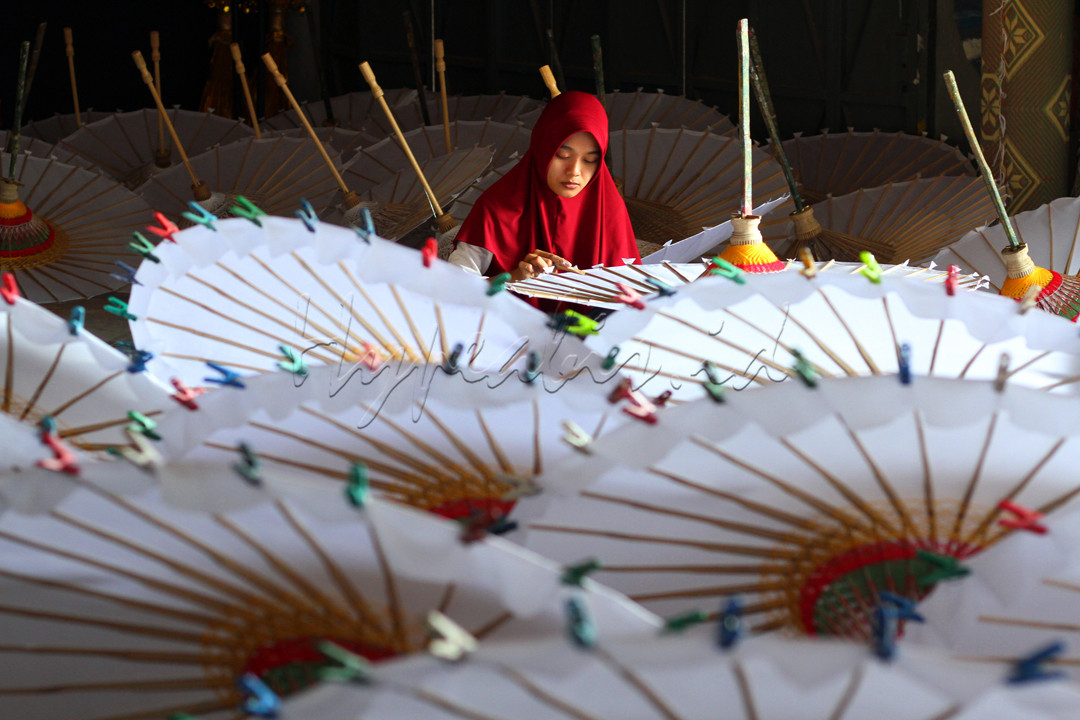Sindi, seorang disabilitas tuna rungu membuat payung hias/lukis di sentra rumahan pembuatan payung Desa Juwiring, Kabupaten Klaten, Jawa Tengah, 25 Oktober 2024. Payung hias/lukis yang dibuat warga di kampung Juwiring ini sudah terkenal sampai ke mancanegara dan sudah banyak yang dipesan untuk pasar luar negeri.<br />
<br />
<br />
<br />
<br />
&nbsp;