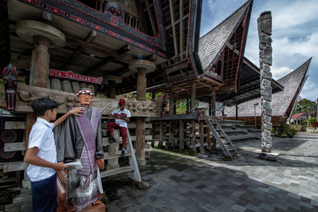 Beberapa pelajar didaerah tersebut menyempatkan waktunya belajar sejarah yang ada di hutasiallagan. Buku yang telah memberikan informasi tentang kebudayaan batak dapat mereka lihat secara langsung di tempatnya