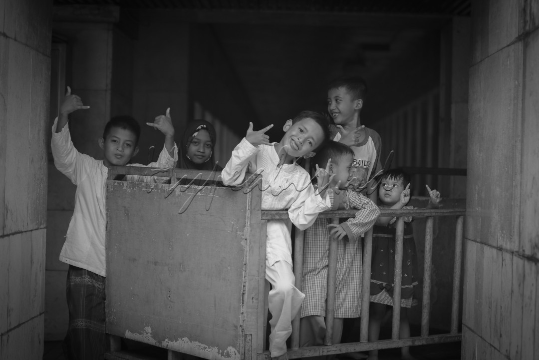 Di antara keheningan arsitektur megah, riuh, tawa, canda anak-anak mengisi pelataran. Masjid Istiqlal mereka adalah cerminan dari kehidupan yang masih hidup di tengah keagungan
