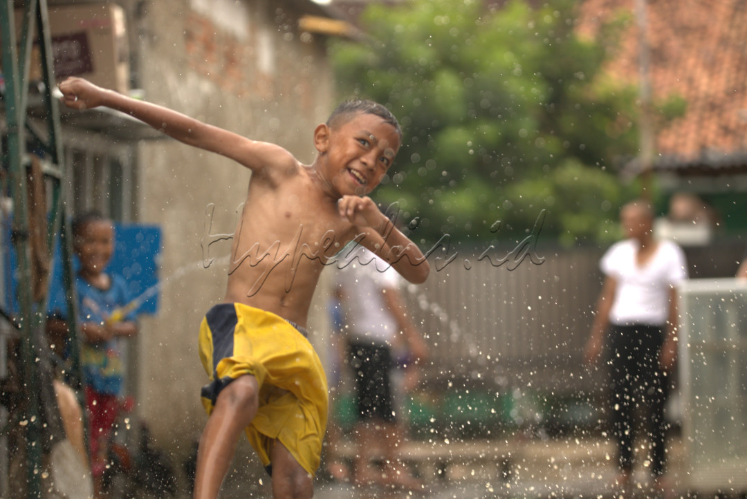 Tawa riang anak kecil diiringi rintik hujan. Keceriaan mereka tak terbendung oleh derasnya air hujan.Dunia menjadi taman bermain raksasa di bawah guyuran hujan. Meski hujan membawa air, ia juga membawa kebahagiaan.<br />
Seperti tawa anak-anak kecil yang bermain di bawahnya