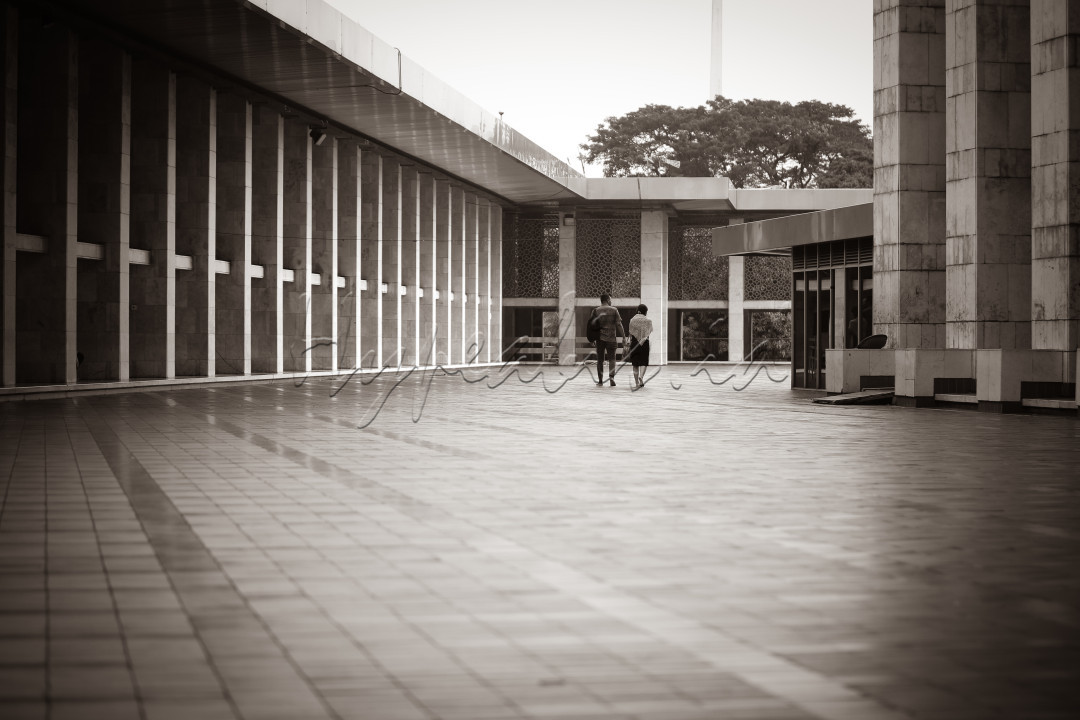 Pelataran masjid ini diselimuti ketenangan yang syahdu. Di sini, hiruk pikuk dunia terasa menjauh, digantikan oleh detak hening yang mengajak untuk khusyuk. Suasana ini membawa ketenangan jiwa, menjadikannya tempat yang sempurna untuk merenung, berdoa, atau sekedar mensyukuri nikmat Tuhan.