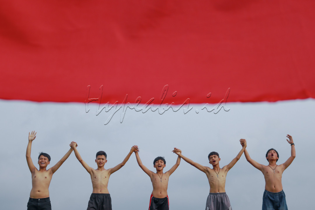 Ketika tangan saling bergandeng, persatuan menjadi kekuatan.<br />
Di bawah naungan merah putih, kita semua adalah satu.<br />
Bersama, kita bisa membangun masa depan yang lebih baik untuk Indonesia.