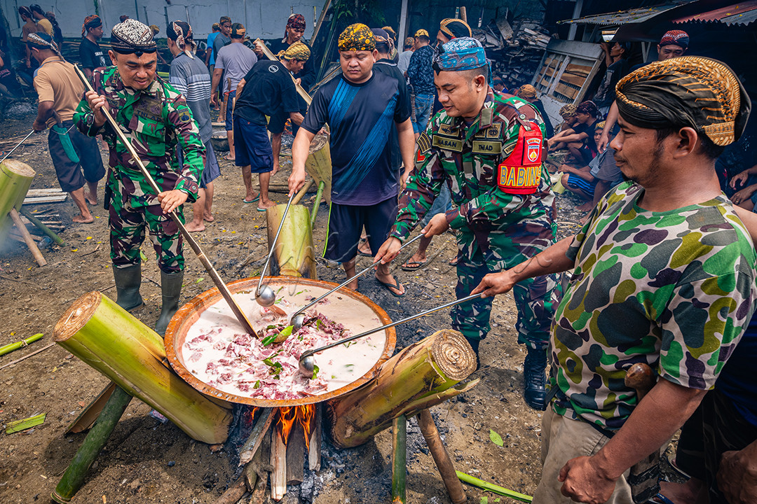 Gotong royong kaum adat Bonokeling saat memasak bersama dalam rangkaian acara Perlon Unggahan di Desa Pekuncen, Kab. Banyumas, Jawa Tengah.