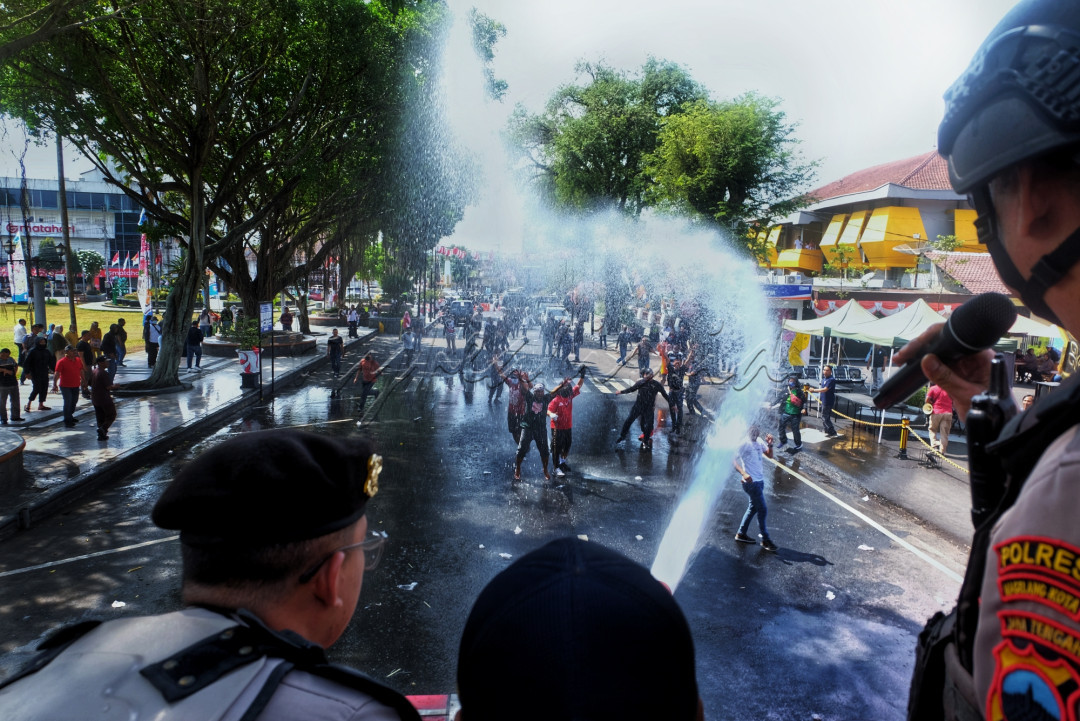Petugas dari kepolisian sedang menghalau para demonstran dengan water canon<br />
&nbsp;