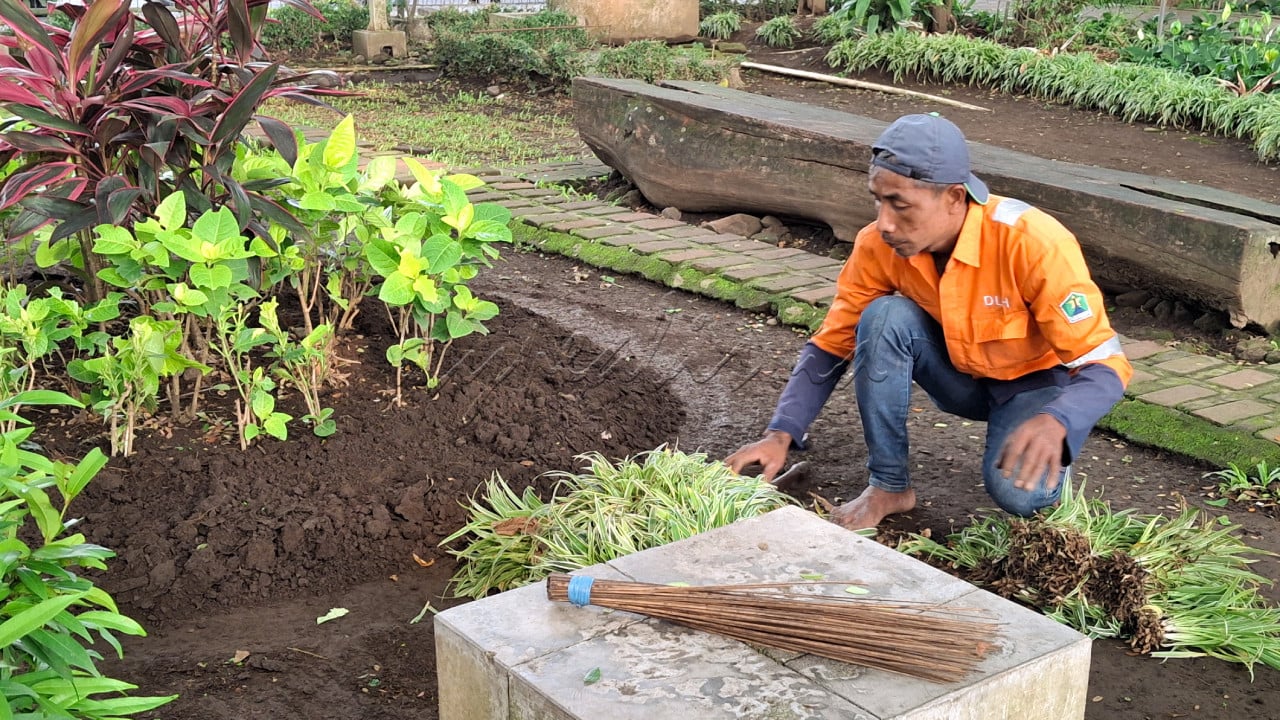 Sebuah tempat yang tidak memiliki seseorang ataupun sesuatu yang berusaha untuk merawatnya akan membuatnya terbengkalai, berlaku juga dengan Taman Kota yang saat ini terurus oleh petugas dinas yang senantiasa menjaga keindahannya