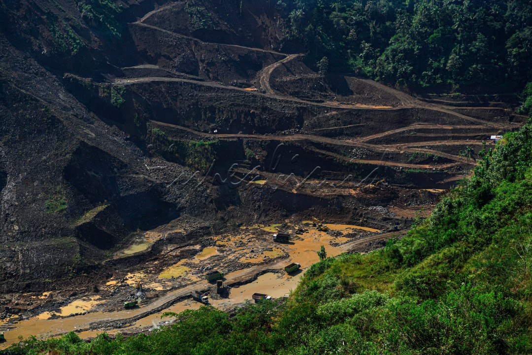 Bendungan Bener di Kabupaten Purworejo masih berlangsung proses pengerjaannya sampai akhir tahun ini. Bendungan ini digadang-gadang menjadi bendungan tertinggi di Indonesia dengan ketinggian 169 meter panjang timbunan 543 meter dan lebar bawah sekitar 290 meter dengan sumber pendanaan dari APBN lebih dari Rp. 4 triliun.<br />
<br />
Bendungan ini akan berfungsi sebagai irigasi, Air baku warga, pengendali banjir, pembangkit listrik, budidaya perikanan, rekreasi dan Konservasi DAS Bogowonto. Yang paling utama adalah sebagai sumber irigasi pertanian dengan luas cakupan pertanian 15.000 Ha di bagian hilir. Tentunya akan meningkatkan kesejahteraan pertanian dan memastikan kebutuhan pangan.